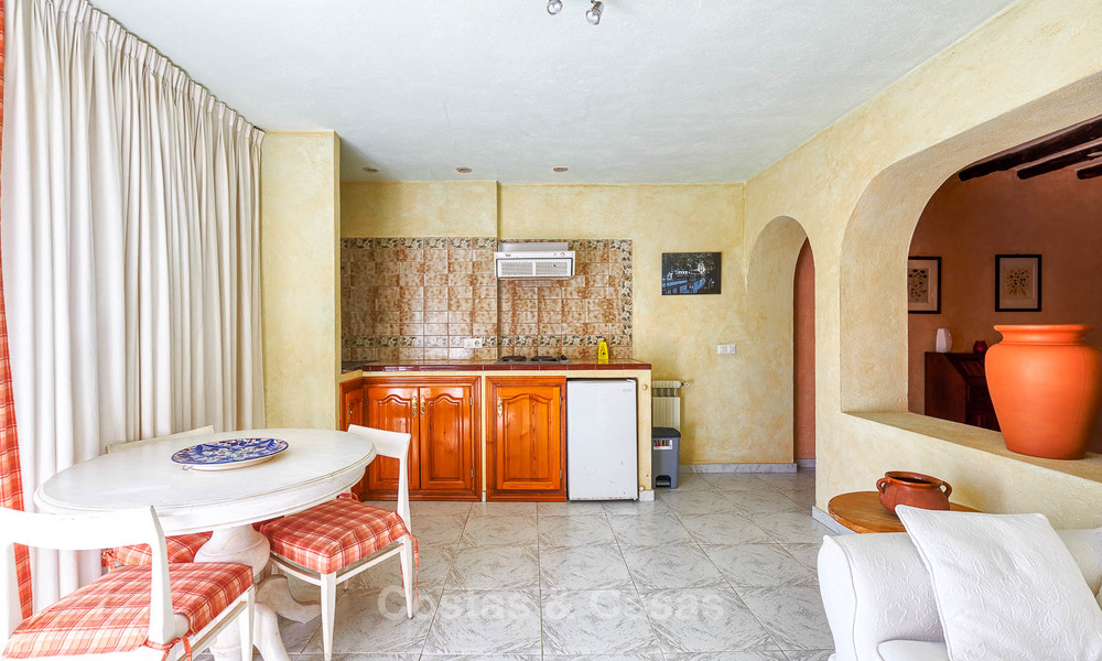 Ruime villa met veel potentieel te koop, op wandelafstand van het strand en Puerto Banus - Golden Mile, Marbella 6728