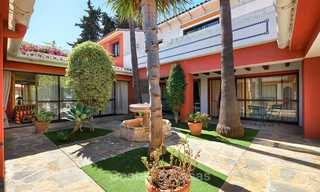 Ruime villa met veel potentieel te koop, op wandelafstand van het strand en Puerto Banus - Golden Mile, Marbella 6730 