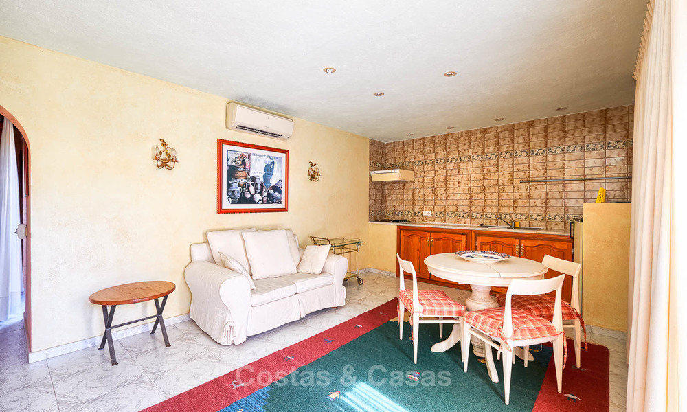 Ruime villa met veel potentieel te koop, op wandelafstand van het strand en Puerto Banus - Golden Mile, Marbella 6731