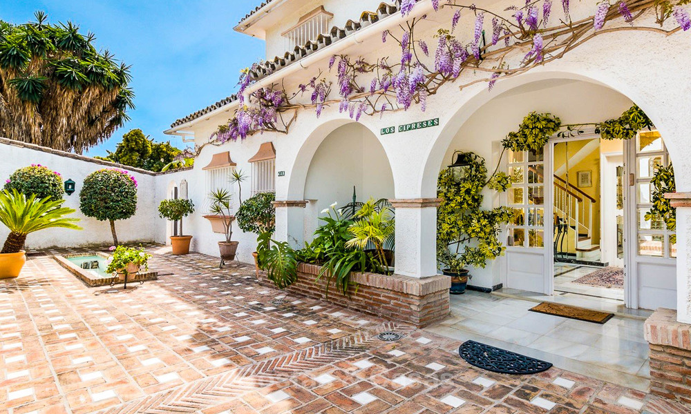 Eerste lijn golf villa in Andalusische stijl te koop - Marbella 6798