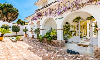 Eerste lijn golf villa in Andalusische stijl te koop - Marbella 6798 