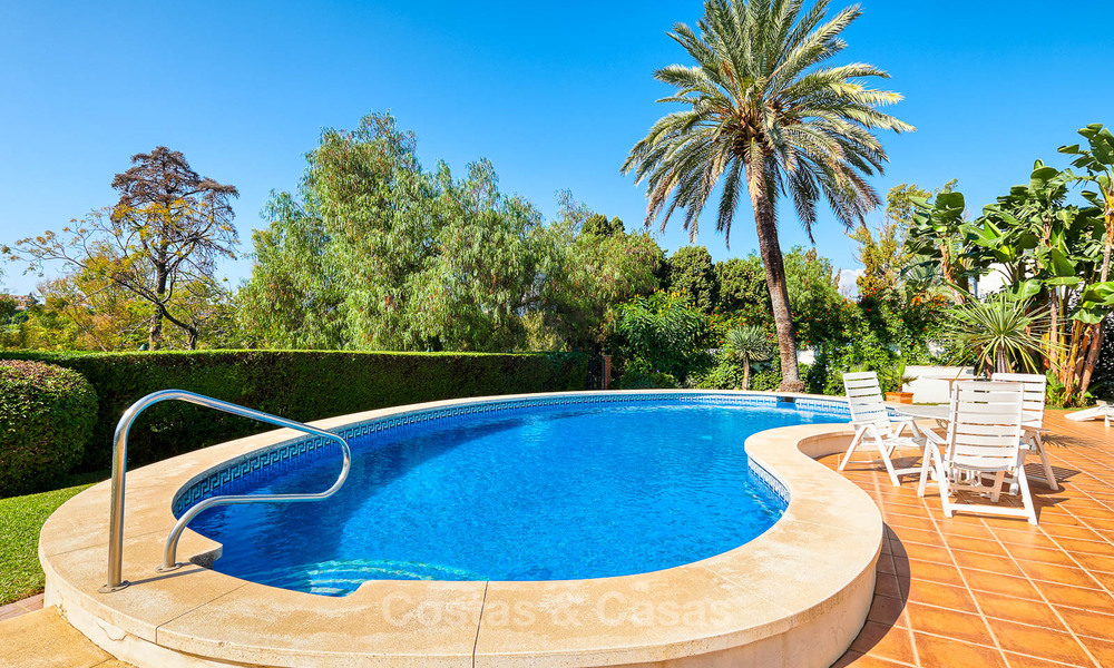 Eerste lijn golf villa in Andalusische stijl te koop - Marbella 6825
