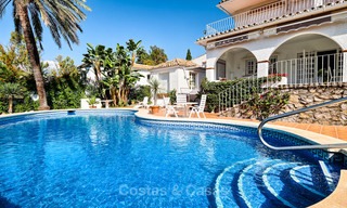Eerste lijn golf villa in Andalusische stijl te koop - Marbella 6827 