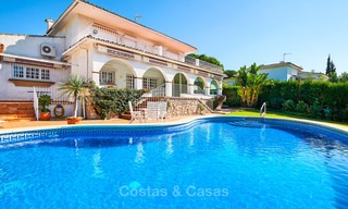 Eerste lijn golf villa in Andalusische stijl te koop - Marbella 6829 