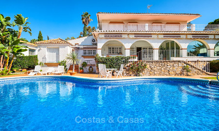 Eerste lijn golf villa in Andalusische stijl te koop - Marbella 6830