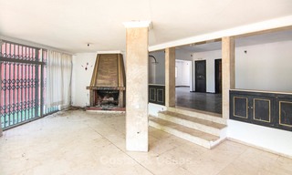 Te renoveren villa op een grote kavel te koop, spectaculaire toplocatie - Golden Mile, Marbella 7000 