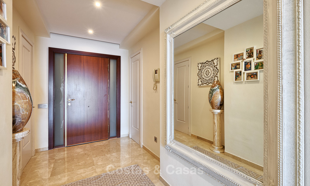 Knap luxe strand appartement met fantastisch zeezicht te koop - New Golden Mile, Marbella - Estepona 7024
