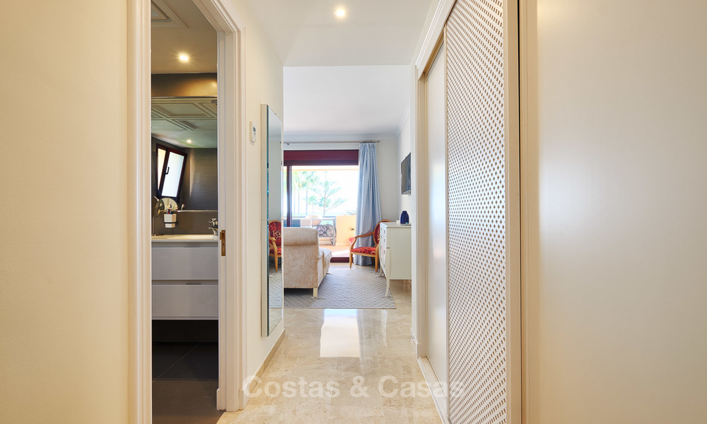 Knap luxe strand appartement met fantastisch zeezicht te koop - New Golden Mile, Marbella - Estepona 7040