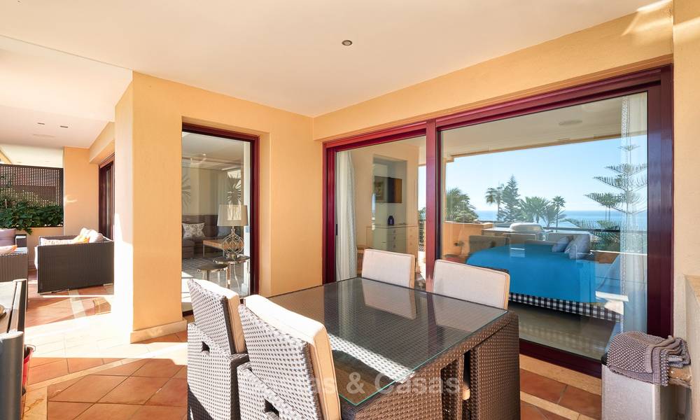 Knap luxe strand appartement met fantastisch zeezicht te koop - New Golden Mile, Marbella - Estepona 7045