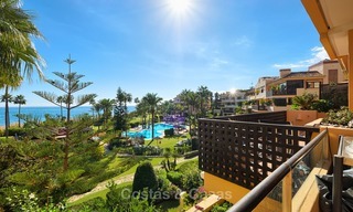 Knap luxe strand appartement met fantastisch zeezicht te koop - New Golden Mile, Marbella - Estepona 7046 