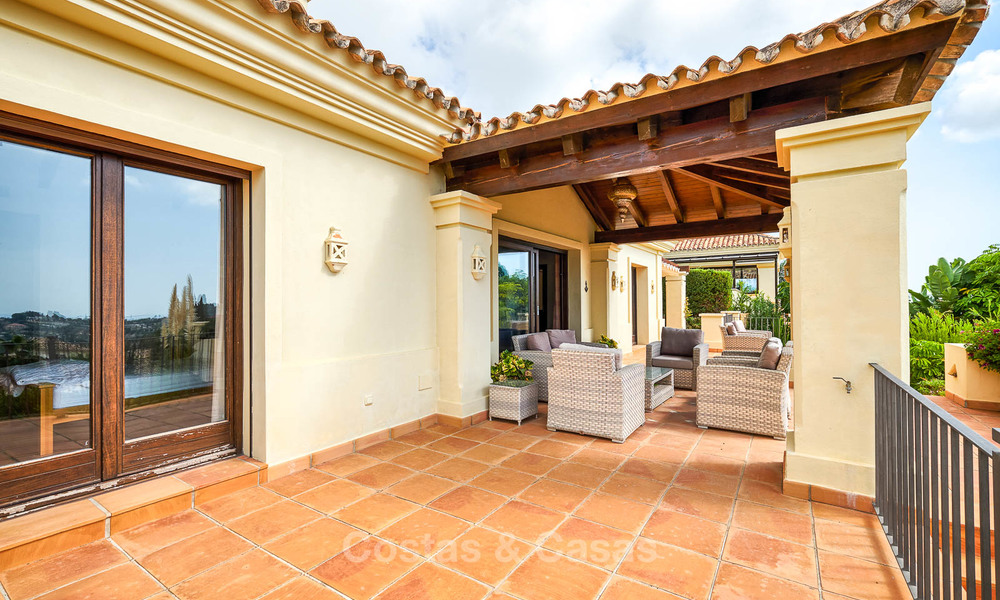 Charmante en ruime villa in klassieke stijl met uitzicht op zee te koop, in omheind complex, Benahavis - Marbella 7083