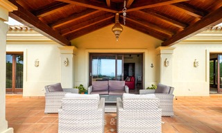 Charmante en ruime villa in klassieke stijl met uitzicht op zee te koop, in omheind complex, Benahavis - Marbella 7084 