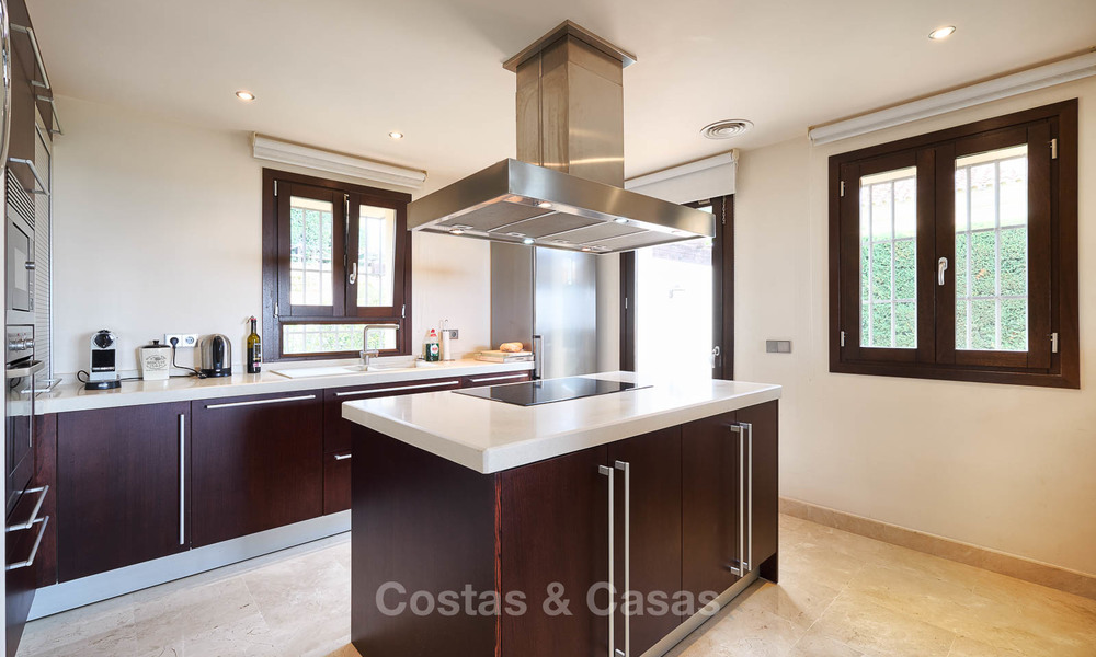 Charmante en ruime villa in klassieke stijl met uitzicht op zee te koop, in omheind complex, Benahavis - Marbella 7090