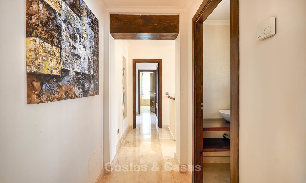 Charmante en ruime villa in klassieke stijl met uitzicht op zee te koop, in omheind complex, Benahavis - Marbella 7092