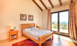 Charmante en ruime villa in klassieke stijl met uitzicht op zee te koop, in omheind complex, Benahavis - Marbella 7093 