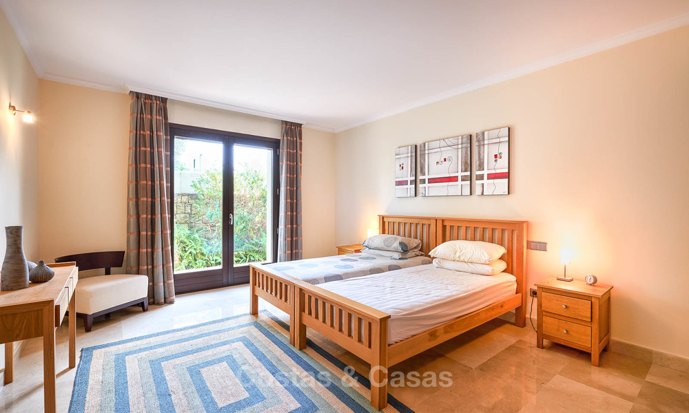 Charmante en ruime villa in klassieke stijl met uitzicht op zee te koop, in omheind complex, Benahavis - Marbella 7099