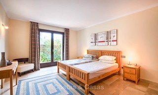 Charmante en ruime villa in klassieke stijl met uitzicht op zee te koop, in omheind complex, Benahavis - Marbella 7099 