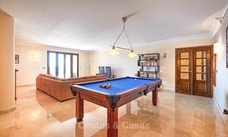 Charmante en ruime villa in klassieke stijl met uitzicht op zee te koop, in omheind complex, Benahavis - Marbella 7101 