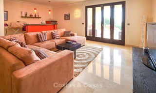 Charmante en ruime villa in klassieke stijl met uitzicht op zee te koop, in omheind complex, Benahavis - Marbella 7102 