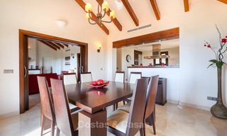 Charmante en ruime villa in klassieke stijl met uitzicht op zee te koop, in omheind complex, Benahavis - Marbella 7108 
