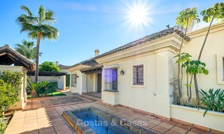 Charmante en ruime villa in klassieke stijl met uitzicht op zee te koop, in omheind complex, Benahavis - Marbella 7109 