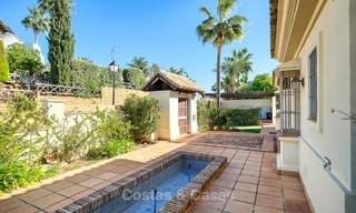 Charmante en ruime villa in klassieke stijl met uitzicht op zee te koop, in omheind complex, Benahavis - Marbella 7110 