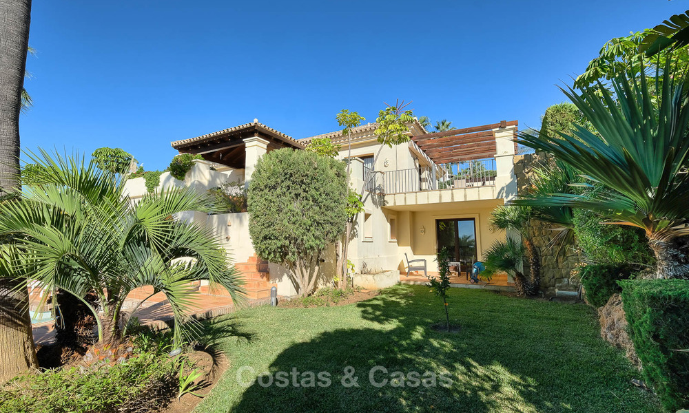 Charmante en ruime villa in klassieke stijl met uitzicht op zee te koop, in omheind complex, Benahavis - Marbella 7118