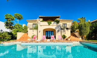 Charmante en ruime villa in klassieke stijl met uitzicht op zee te koop, in omheind complex, Benahavis - Marbella 7121 