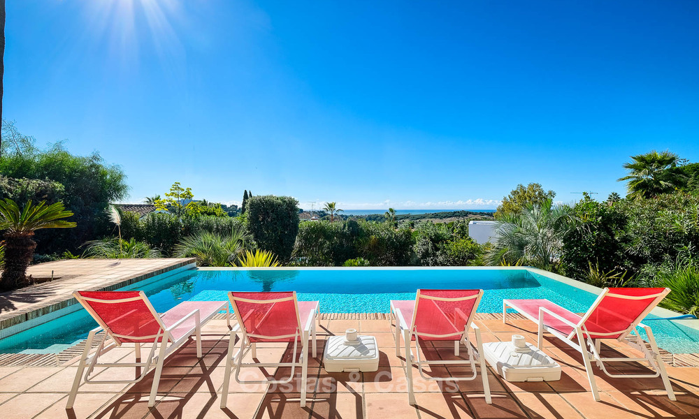 Charmante en ruime villa in klassieke stijl met uitzicht op zee te koop, in omheind complex, Benahavis - Marbella 7122