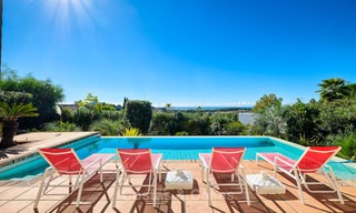 Charmante en ruime villa in klassieke stijl met uitzicht op zee te koop, in omheind complex, Benahavis - Marbella 7122 