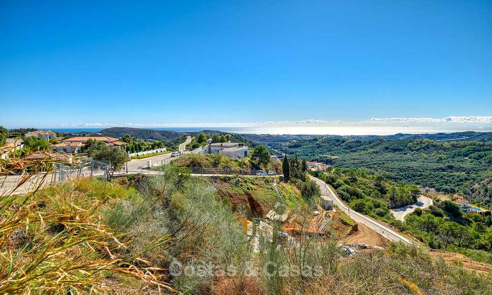 Te koop: groot bouwperceel met panoramisch zee- en bergzicht op een luxe landgoed in Benahavis, Marbella 7199