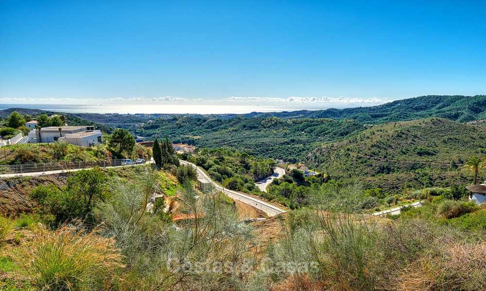 Te koop: groot bouwperceel met panoramisch zee- en bergzicht op een luxe landgoed in Benahavis, Marbella 7201