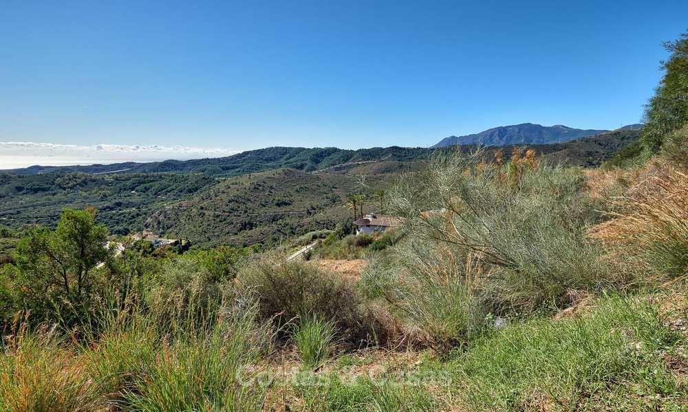 Te koop: groot bouwperceel met panoramisch zee- en bergzicht op een luxe landgoed in Benahavis, Marbella 7202