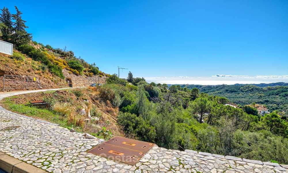 Te koop: groot bouwperceel met panoramisch zee- en bergzicht op een luxe landgoed in Benahavis, Marbella 7208