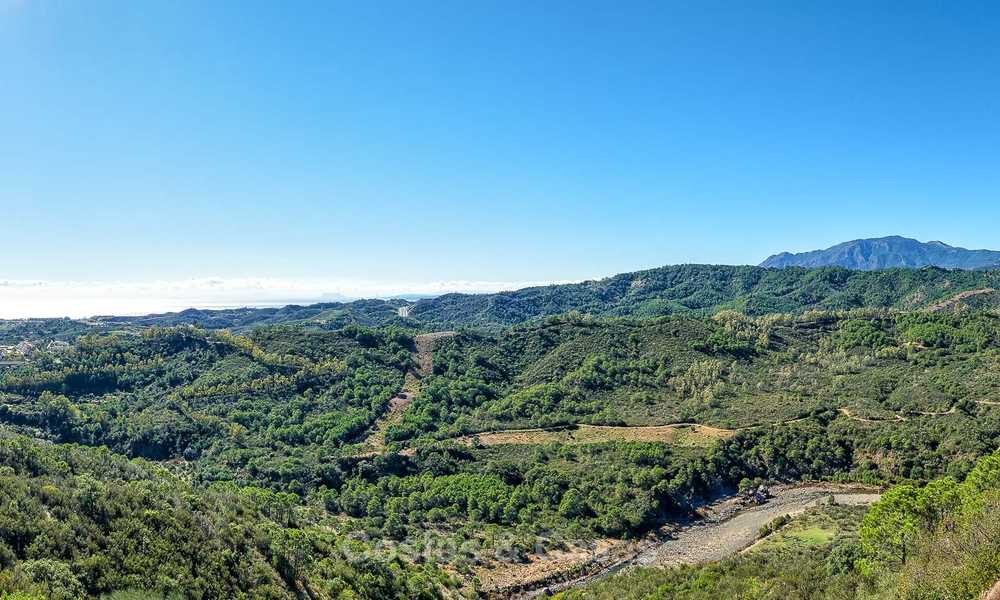 Te koop: groot bouwperceel met panoramisch zee- en bergzicht op een luxe landgoed in Benahavis, Marbella 7210