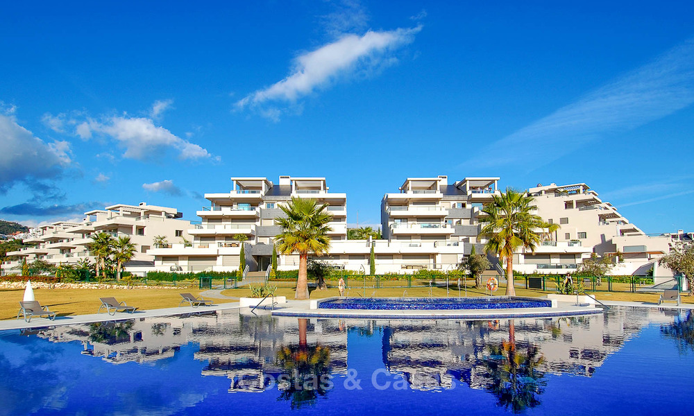 Zeer ruim, licht en modern appartement te koop met 4 slaapkamers en open golf- en zeezicht in Marbella - Benahavis 7498