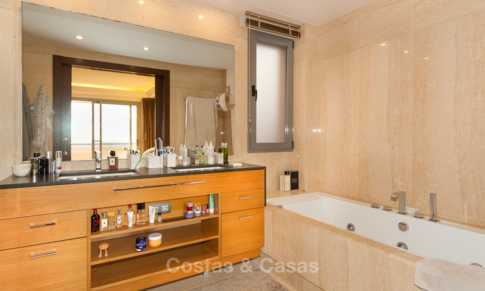 Zeer ruim, licht en modern appartement te koop met 4 slaapkamers en open golf- en zeezicht in Marbella - Benahavis 7689