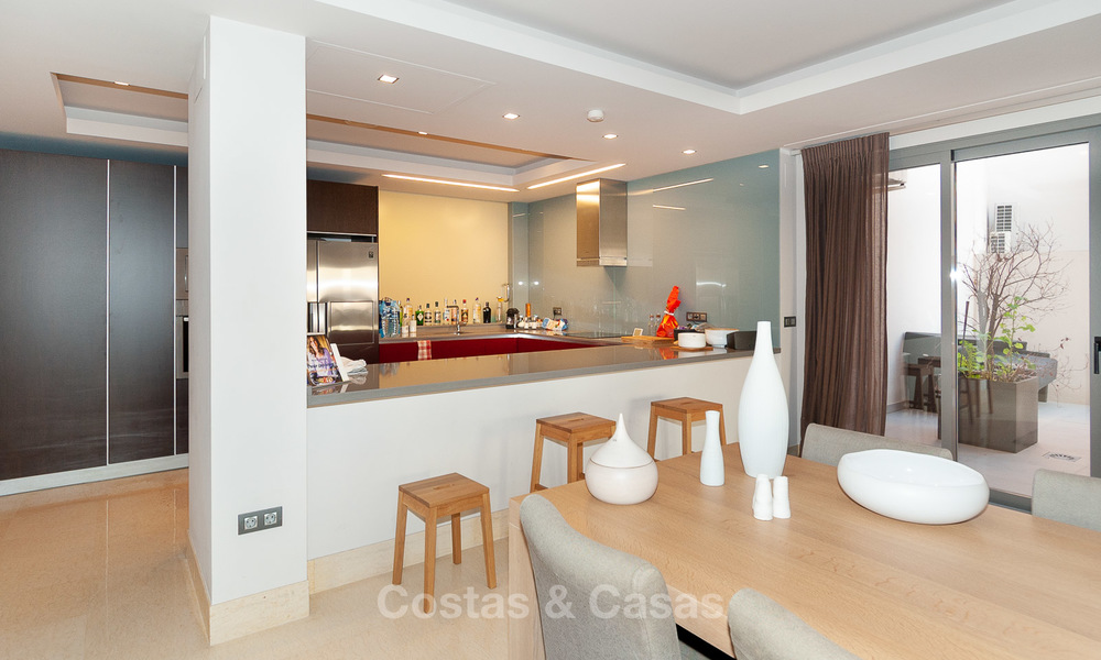 Zeer ruim, licht en modern appartement te koop met 4 slaapkamers en open golf- en zeezicht in Marbella - Benahavis 7695