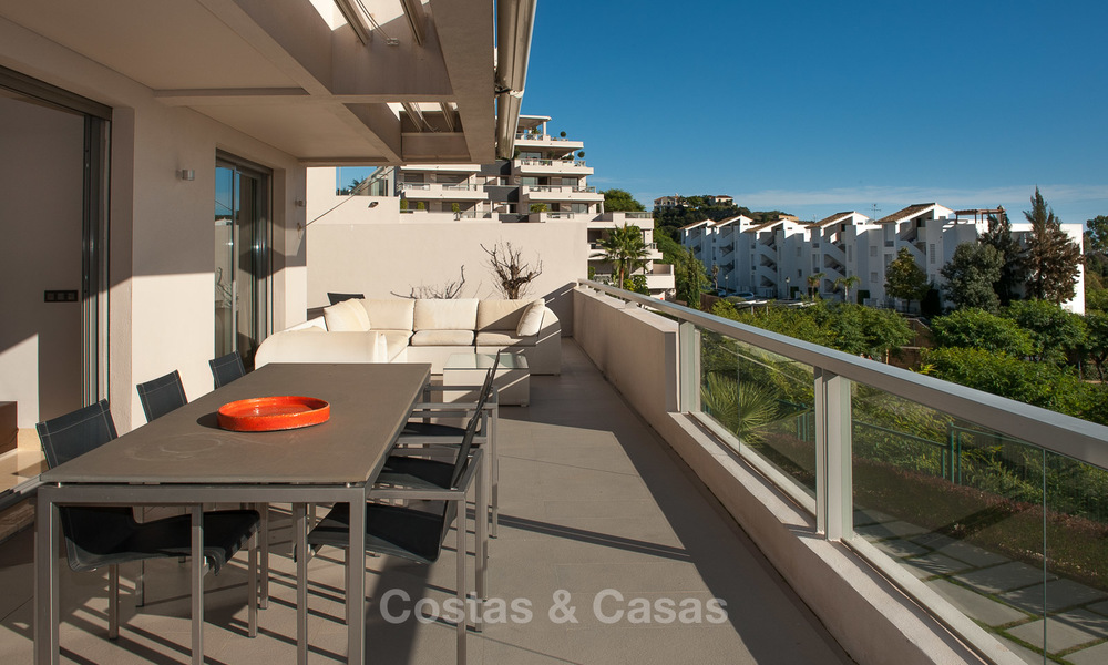Zeer ruim, licht en modern appartement te koop met 4 slaapkamers en open golf- en zeezicht in Marbella - Benahavis 7516