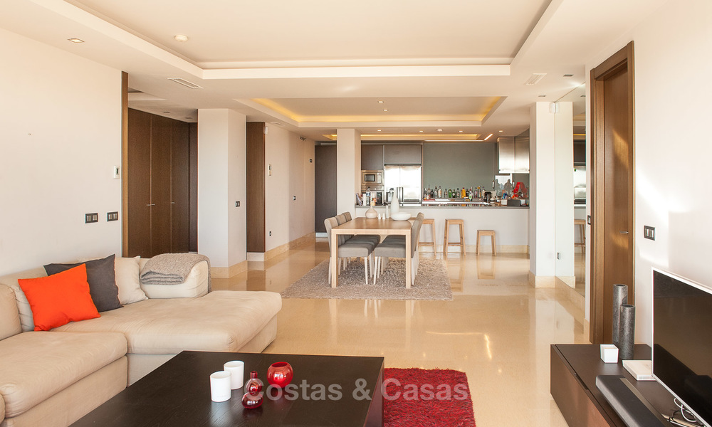 Zeer ruim, licht en modern appartement te koop met 4 slaapkamers en open golf- en zeezicht in Marbella - Benahavis 7519