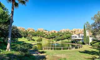Ruim luxe appartement op de begane grond met uitzicht op zee te koop in Elviria, Oost Marbella 7521 