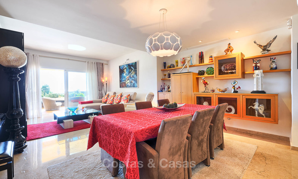 Ruim luxe appartement op de begane grond met uitzicht op zee te koop in Elviria, Oost Marbella 7530