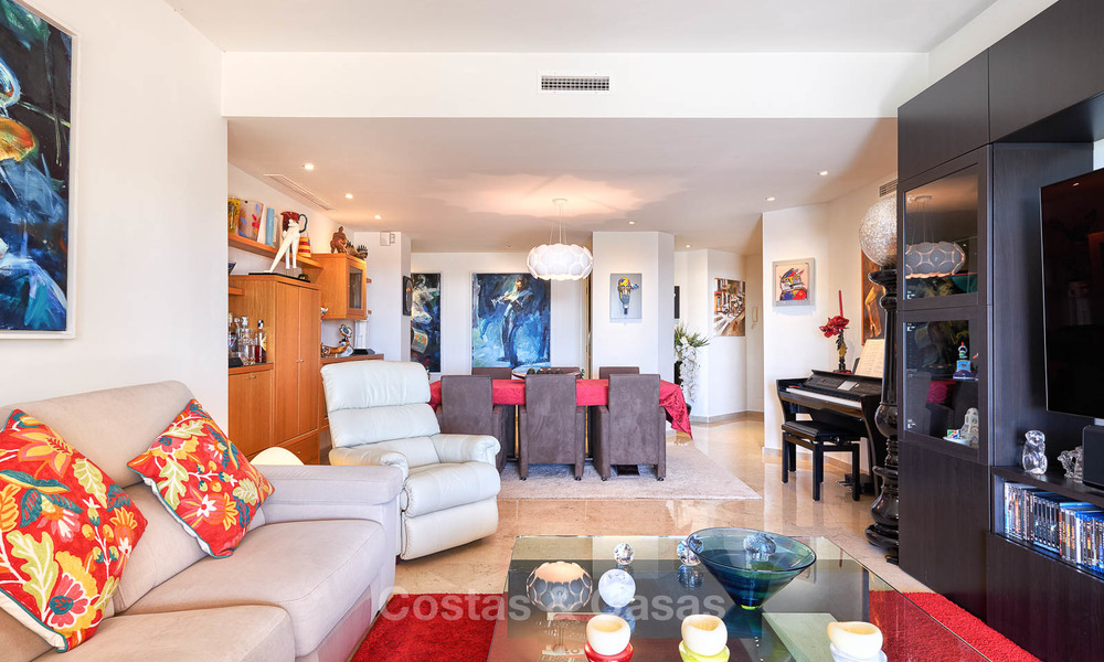 Ruim luxe appartement op de begane grond met uitzicht op zee te koop in Elviria, Oost Marbella 7533
