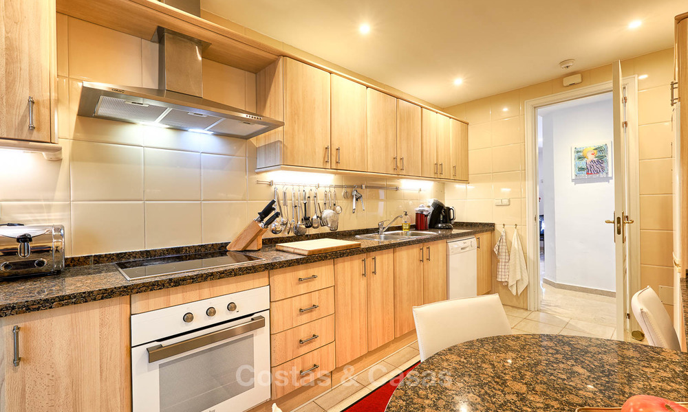 Ruim luxe appartement op de begane grond met uitzicht op zee te koop in Elviria, Oost Marbella 7543