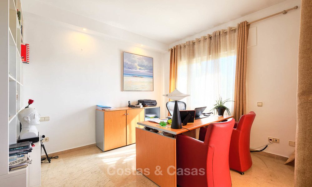 Ruim luxe appartement op de begane grond met uitzicht op zee te koop in Elviria, Oost Marbella 7544