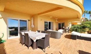 Ruim luxe appartement op de begane grond met uitzicht op zee te koop in Elviria, Oost Marbella 7548 