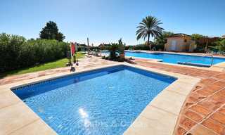 Ruim luxe appartement op de begane grond met uitzicht op zee te koop in Elviria, Oost Marbella 7554 