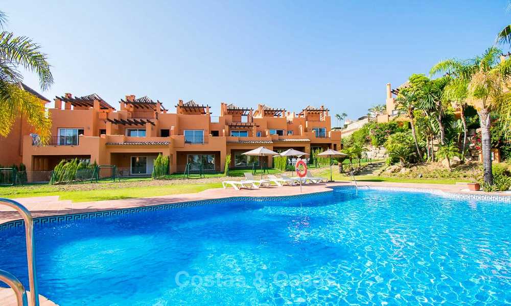 Recentelijk gerenoveerde schakelvilla in Andalusische stijl te koop, vlakbij golfbaan, Benahavis, Marbella 7669