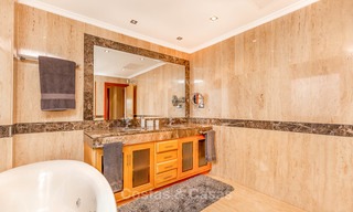 Luxe appartement in een prestigieus complex te koop, strandzijde Puerto Banus, Marbella 7751 