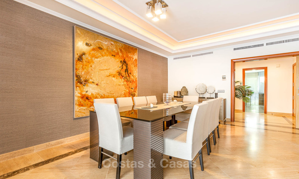 Luxe appartement in een prestigieus complex te koop, strandzijde Puerto Banus, Marbella 7754